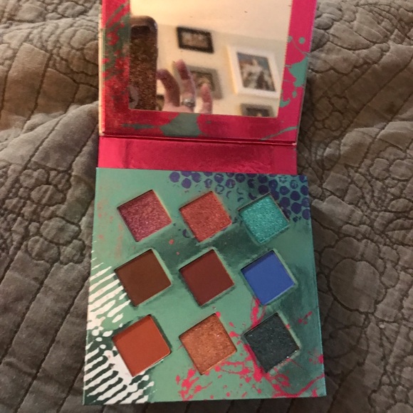 Radiant Sunset Eyeshadow Palette with Rich Pigments and Smooth Blendability - Picture 1 of 2